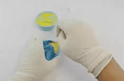 tap the tray on the table